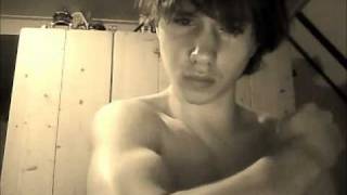 Justin Bieber Showing Muscles! HOT
