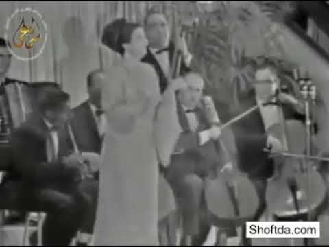 أم كلثوم تنسى كلمات الاغنية و يلقنها العازف يا أحلى من أحلامى يا أغلى من أيامى
