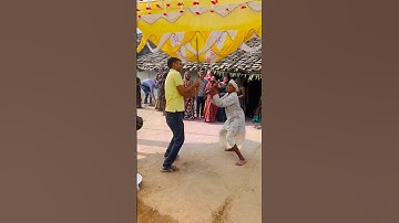 नाती और बब्बा ने लाठी चलाई-घाई दिखाई। DSP Santosh Patel के दादा, पिता-माता व बेटे का डांस।