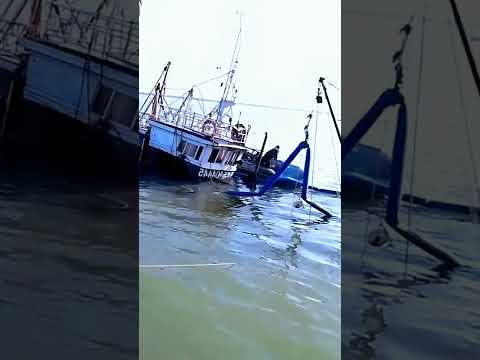 Fishing boat rescue at sea- Good tools and machinery make work easy - YouTu...