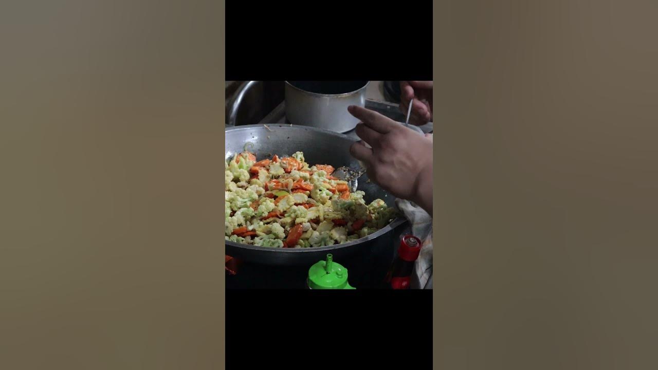 CAPCAY GORENG DENGAN BAKSO DAN AYAM DALAM PORSI BESAR CAPCAY GORENG DENGAN BAKSO DAN AYAM DALAM PORSI BESAR