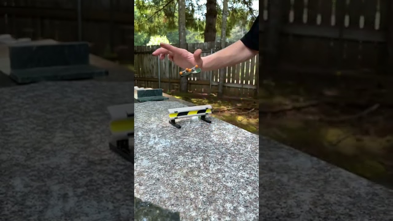 Proper Switch Heelflip on a Fingerboard (slow motion) 