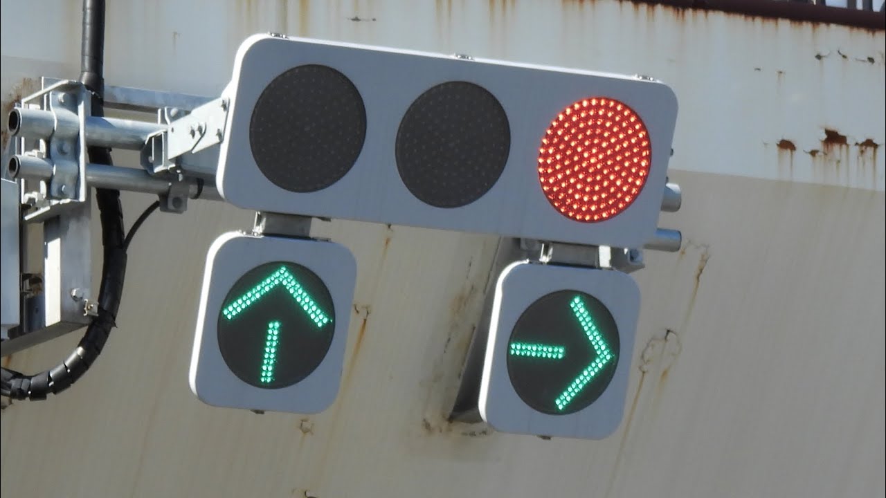 【変則矢印】静岡県富士市市役所前にある小糸低コストの変則直進矢印