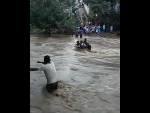 Crianças voltam da escola penduradas em uma corda por conta de estrada inundada