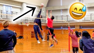 (Volleyball match) The position of hitting the ball is extremely high.