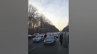 موكب سيارات ضخم يستعد للانطلاق من أمام بوابة براندنبورغ بقلب العاصمة الألمانية برلين، دعمًا لفلسطين