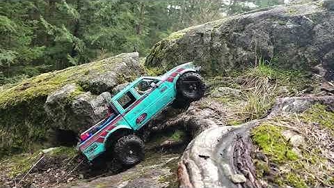 Scx10.2 4runner trailing with lwb Hilux