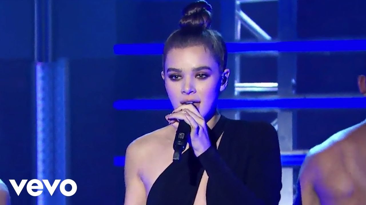 Hailee Steinfeld Grey   Starving ft Zedd Live From Late Night With Seth Meyers