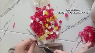 bunga dari sedotan plastik berguna untuk hiasan dinding maupun hiasan jendela 
