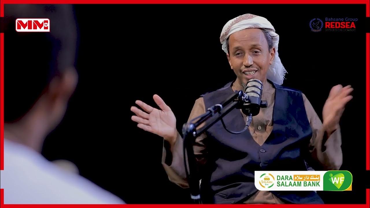 Tukli mushukini qoli bilan silaydi