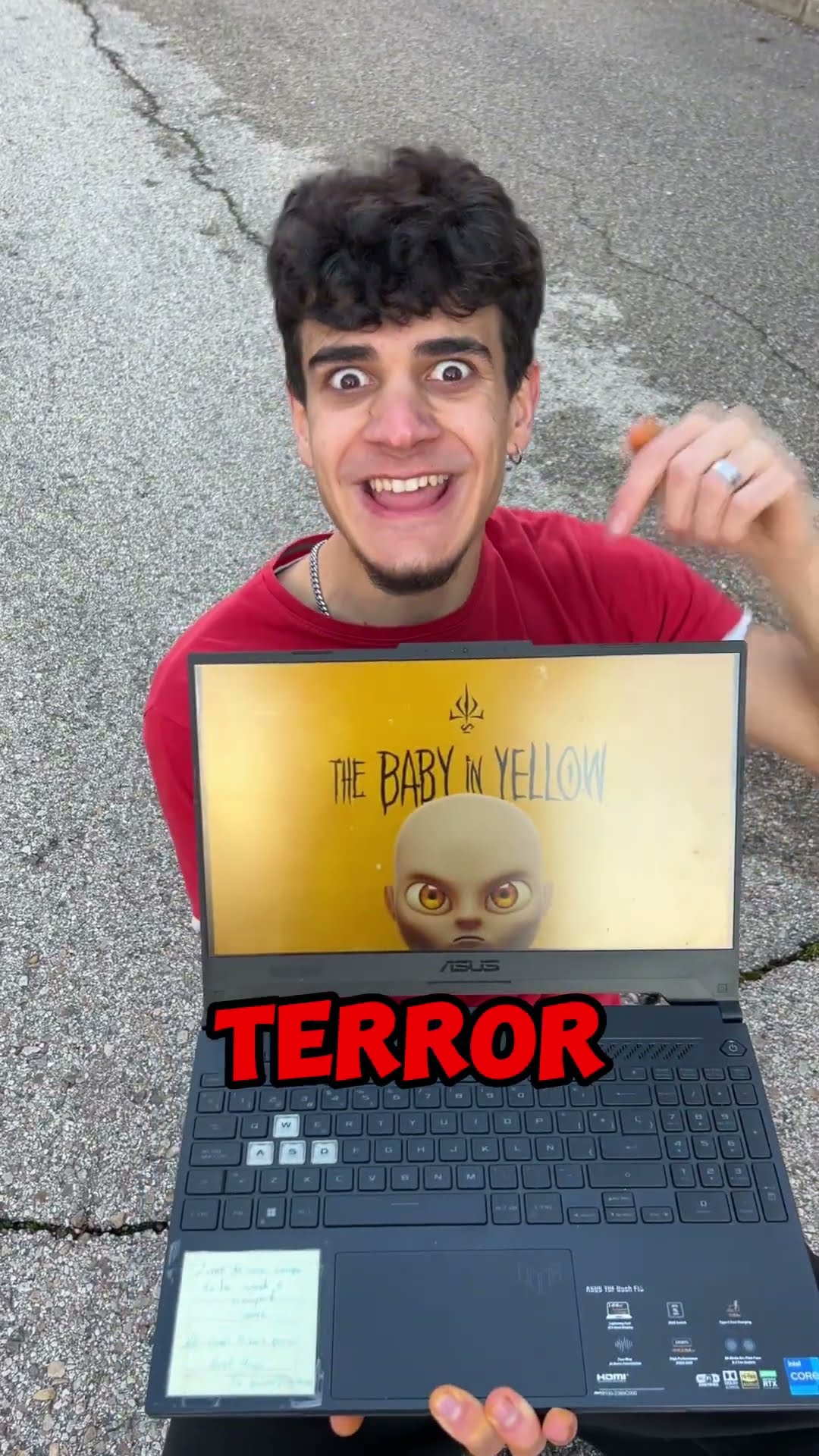 Mi AMIGO MIKE NO TIENE MIEDO a NADA (BABY IN YELLOW)