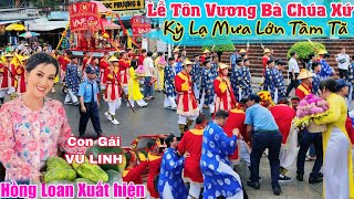 Hồng Loan con NSƯT Vũ Linh xuất hiện Lễ Tôn Vương Vía Bà Chúa Xứ Núi Sam 2024 mưa lớn