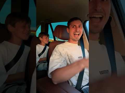 Папа рулит — мы зажигаем! 🚗🎤 👇 Подписывайся, если хоть раз пел в машине #песнивдороге #KoppelFam