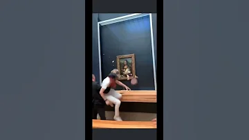 شاب يرتدي زي امرأة عجوز يرمي بقالب حلوى على لوحة الموناليزا 