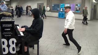 Duelling Pianos In A London  Station chords