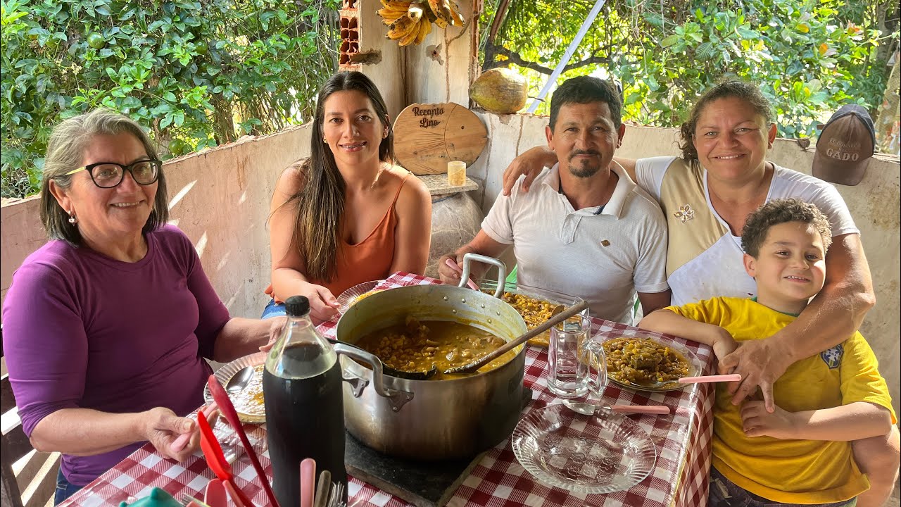 🎉 “1 Ano de Canal! Comemoramos com um Mungunzá de Carne de Porco dos Deuses!”