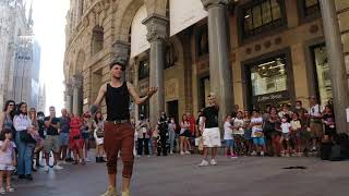 Street performer illusionist amazes italian crowd in the streets of Milan