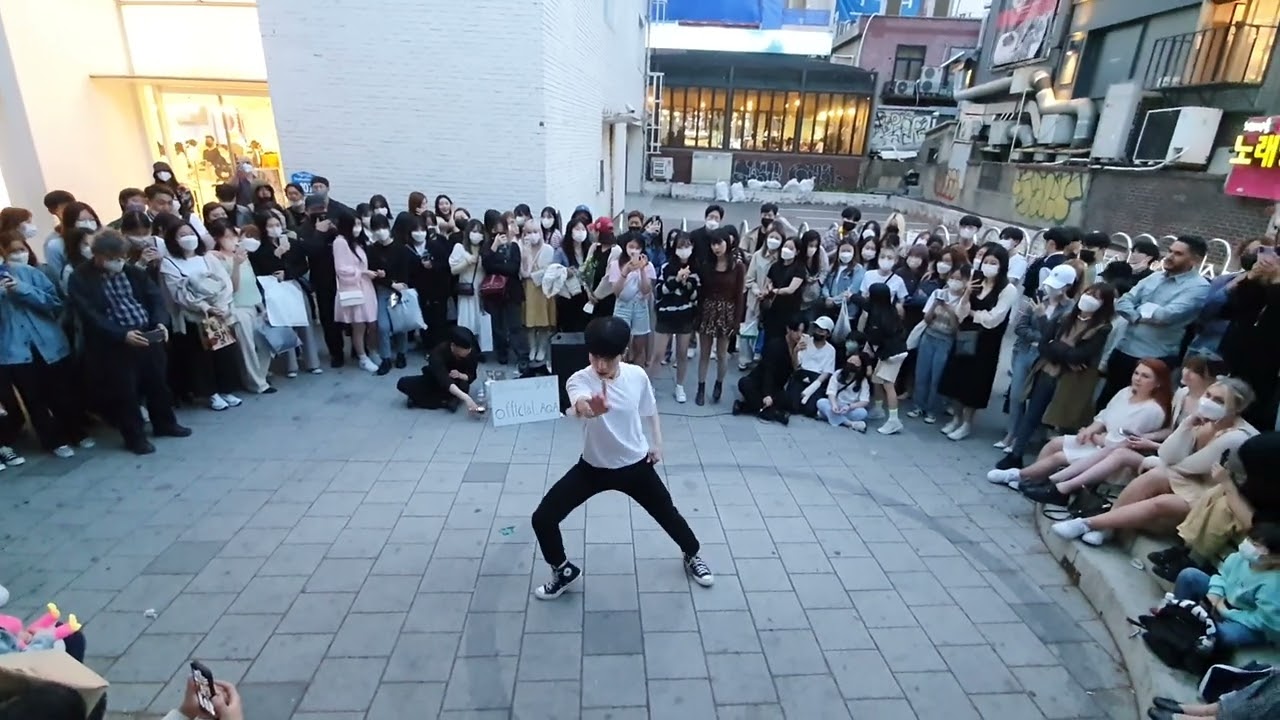 AQA, LEE TAEYOUNG. HONGDAE STREET DYNAMIC SUPERB PERFORMANCE.
