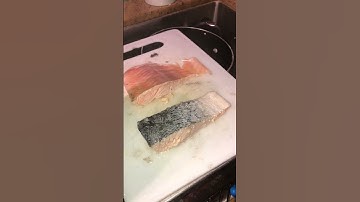 How to peel the skin from a salmon