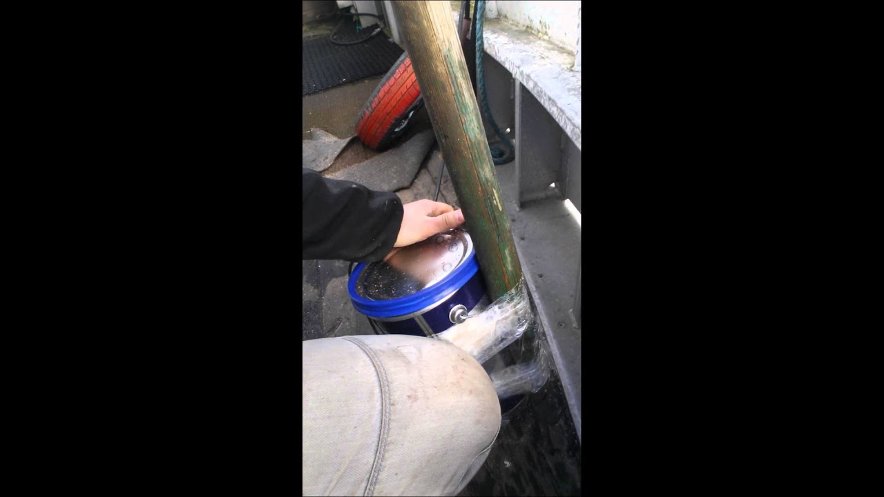 Bedding.dk - nød-tætning af træbåd med savsmuld