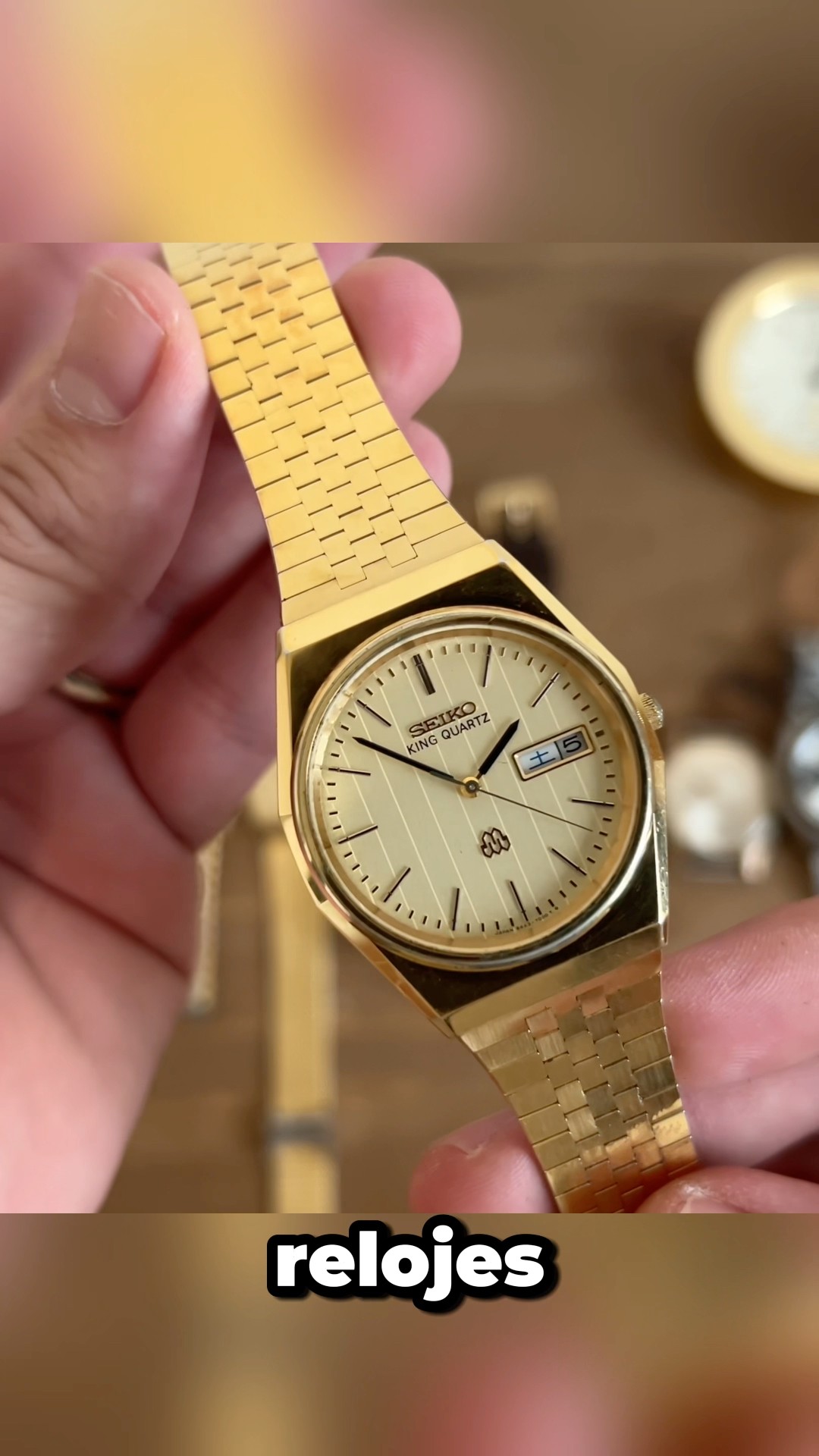 SEIKOキングクオーツ9443-7000 Opening a vintage Seiko King Quartz 9443-7000 watch from the