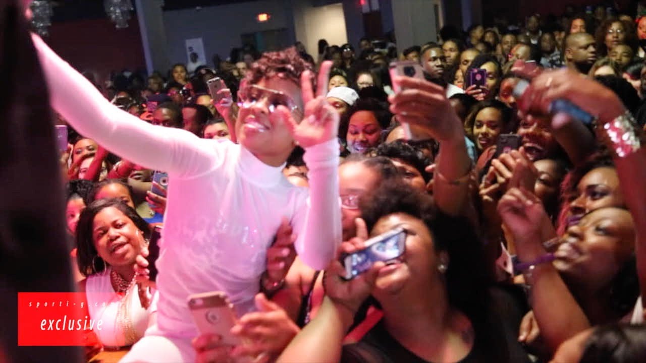 Dej Loaf Live (SportiGFX exclusive)