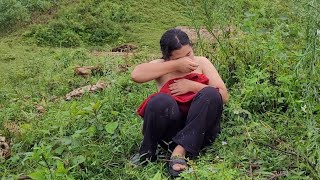 The orphan girl went to catch crabs, but there were no crabs so she cut bananas to cook