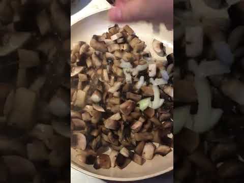 Видео: champignons, onion and sour cream magic #aesthetics #dailyaesthetic #cooking