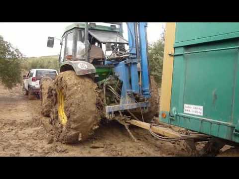 Sacando del barro el tractor con dos cojones COSECHA 2009-2010