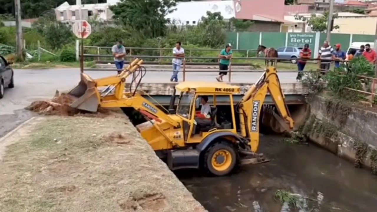 देखिए JCB कैसे नाली में घुसकर साफ किया और फिर बाहर भी निकला