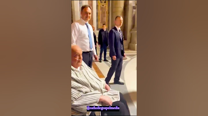 Moment when Pope Francis appeared in public on his way to pray at the tomb! #popefrancis #catholic