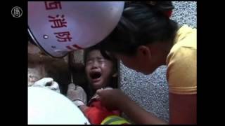 Guangxi firefighters rescue child trapped between walls