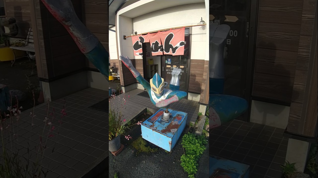 ラーメン店の入口に謎のヒーローの置物がある！