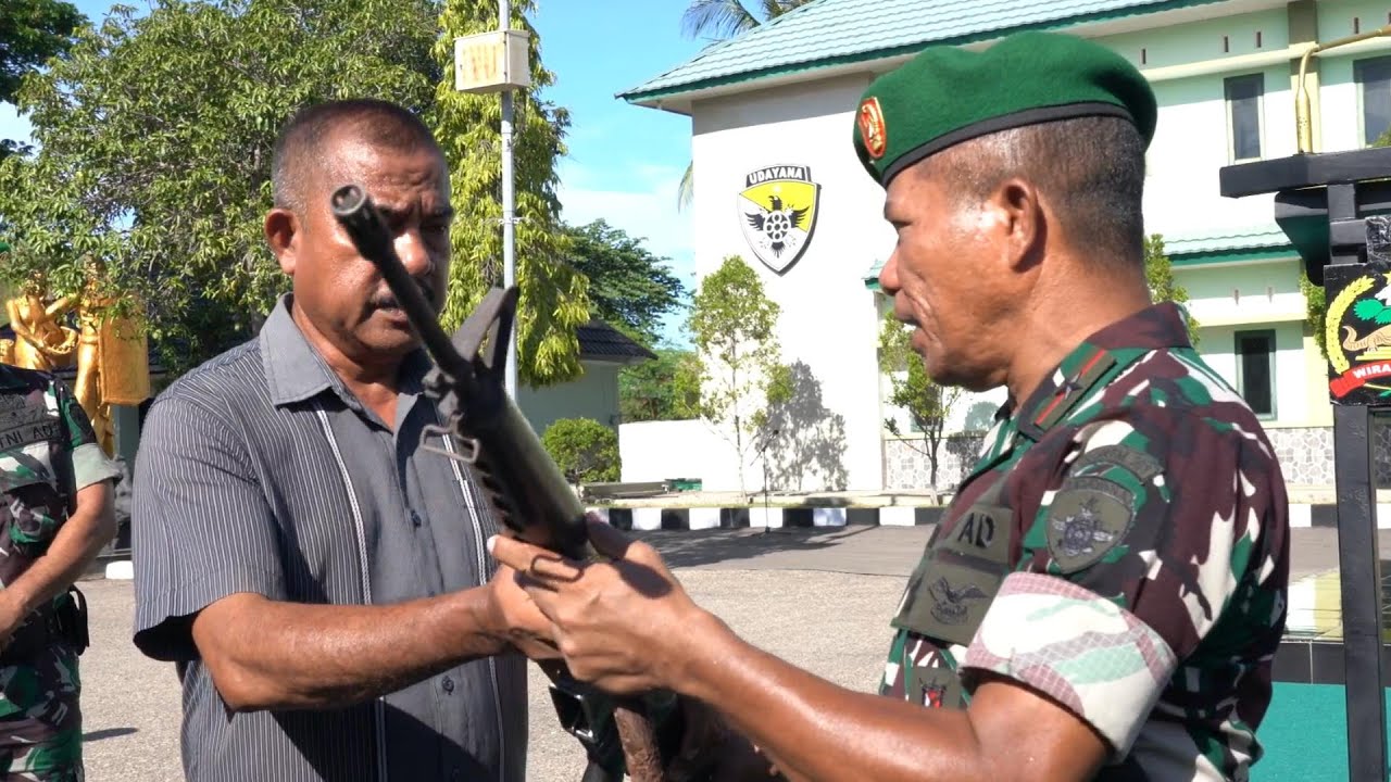 Danrem 161/Wira Sakti Terima Satu Senjata Organik M16 Secara Suka Rela Dari Masyarakat