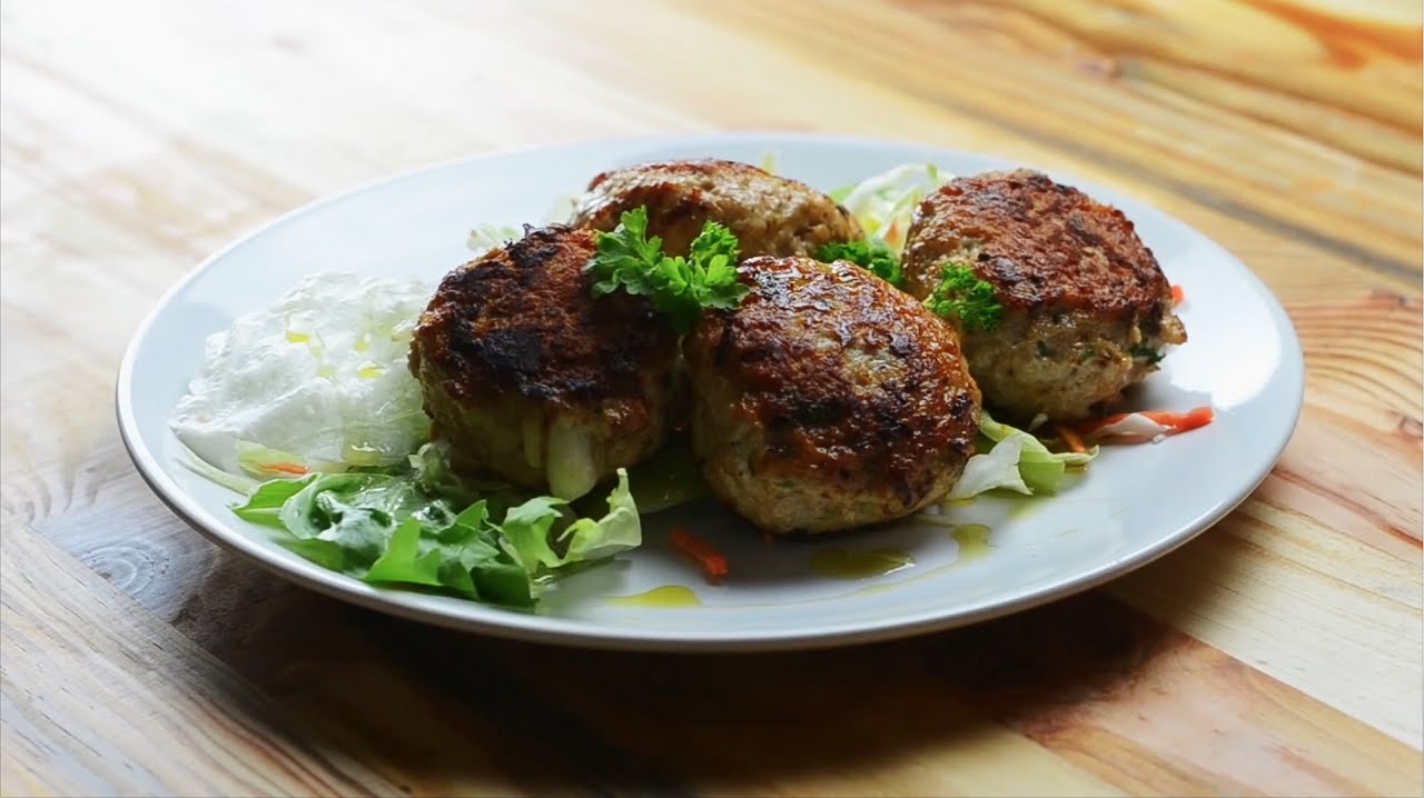 Mozzarellás csirkefasírt, salátával