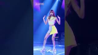 Lisa focused camera on forever young  🖤BLΛƆKPIИK💗 #blackpink #lisa