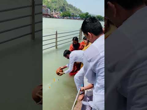 अपने पति प्रतीक यादव के विसर्जित करते हुए 😭 #vrial #trending #shrot
