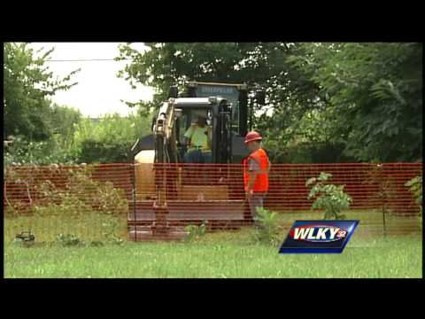 crews-removing-contaminated-soil-from-louisville-neighborhood