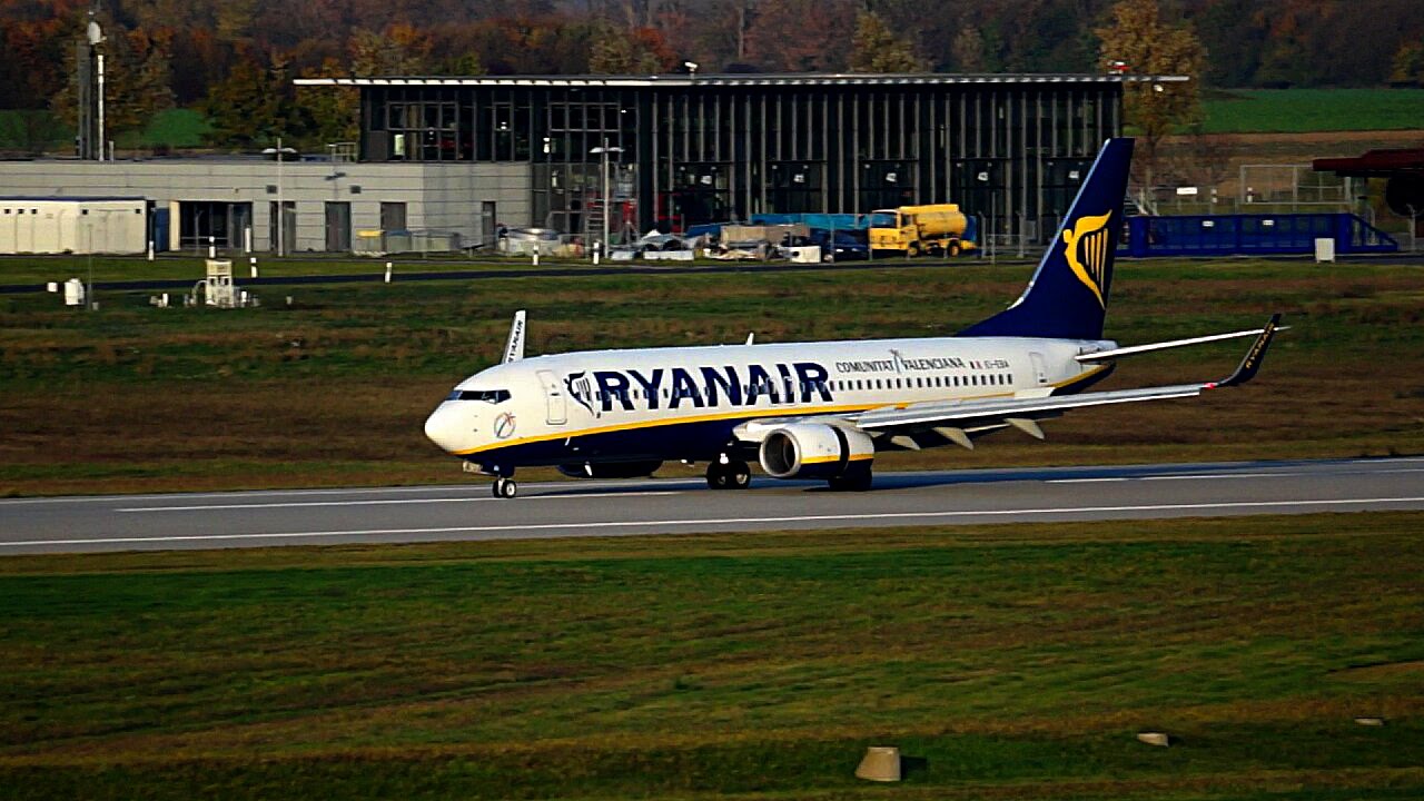 Ryanair Boeing 737 Landing at Leipzig/Halle airport