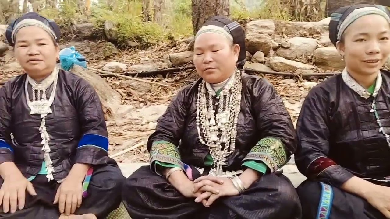 Lan cung cac chj em  hat vui choi 