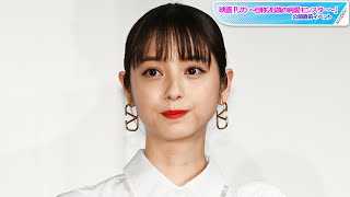 佐々木希、大人ガーリーなシャツ×プリーツスカートコーデ　白サンダルで“抜け感”も