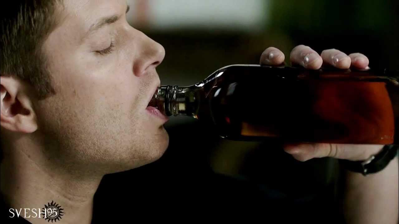 Мужчина со стаканом виски. Дэвид бекхэм haig club. Сегодня я пью виски ремикс. Мужчина с виски. Виски дилан.