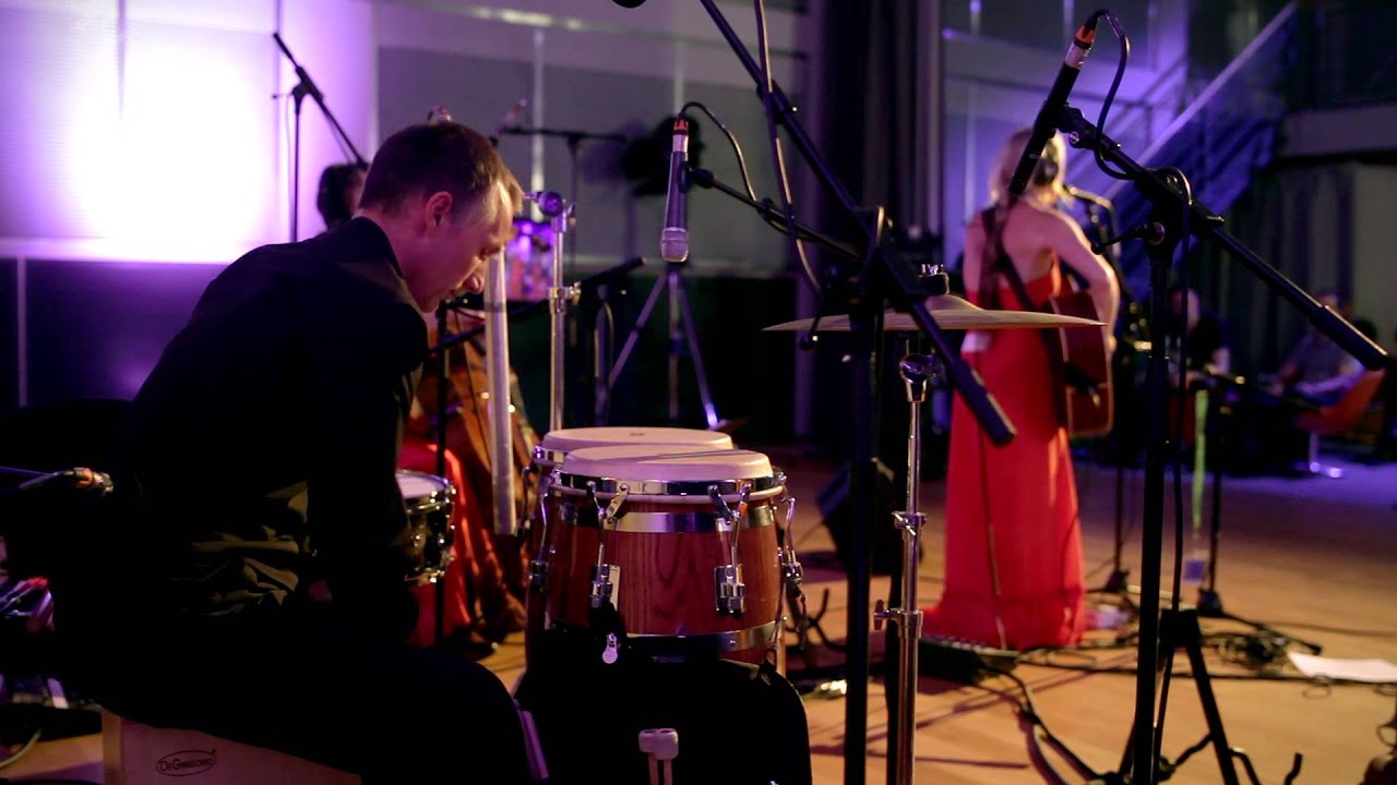 Guarda Little Sparrow performing 'Polly' live at dock10 studios, MediaCityUK su YouTube Guarda Little Sparrow performing 'Polly' live at dock10 studios, MediaCityUK su YouTube