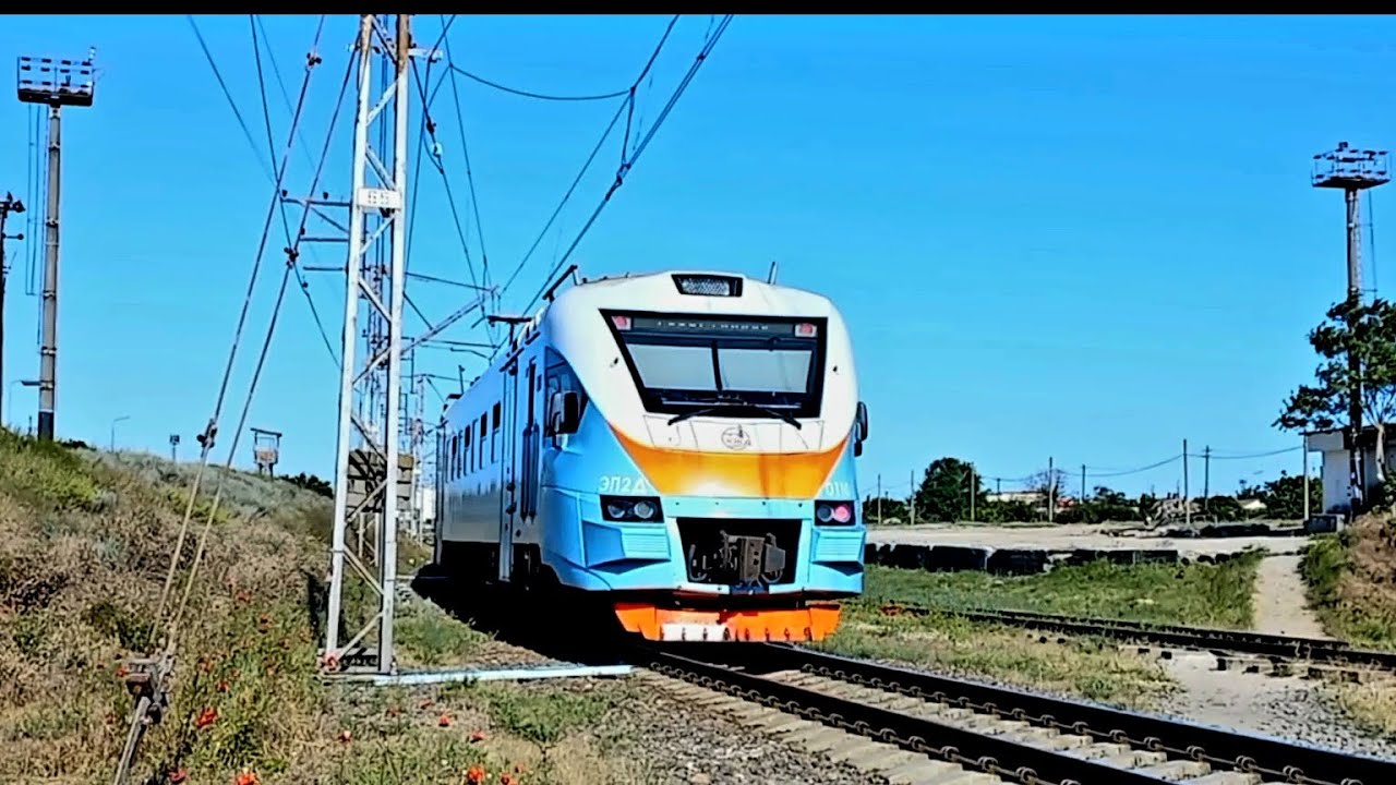 ЭП2Д-0110 Евпатория-Севастополь заезжает на станцию Евпатория-Товарная ...