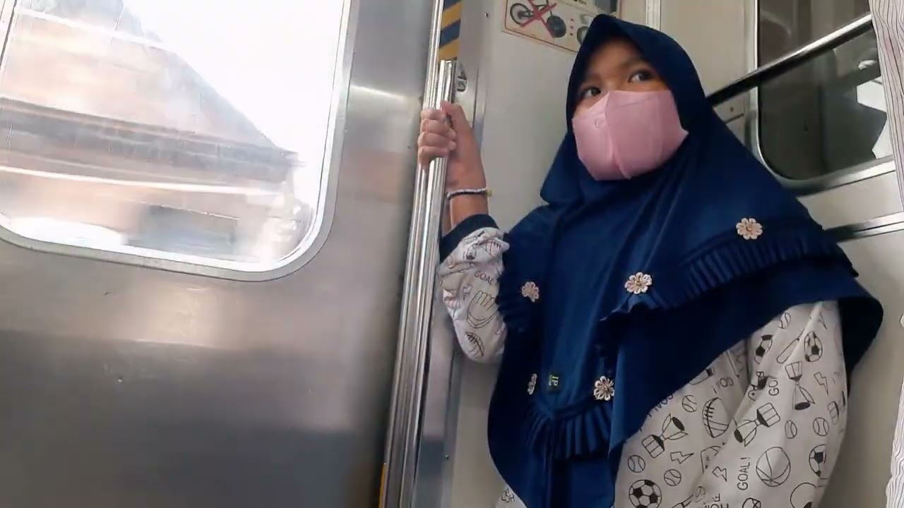 Naik kereta KRL dari stasiun tanah abang ke stasiun cikarang