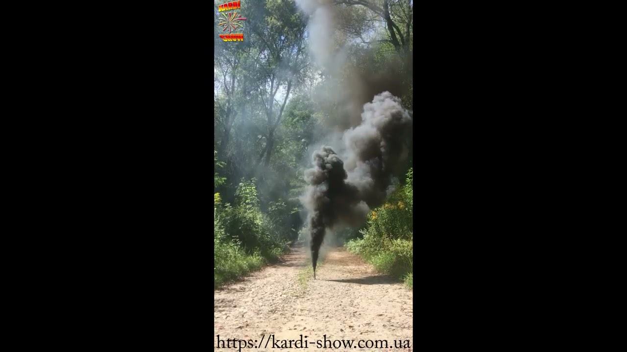 Маз дымит черным дымом при разгоне