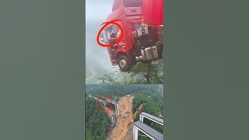 Bác tài xế bị mắc kẹt trong xe container đang lơ lửng vì cây cầu bất ngờ gãy làm đôi ở Trung Quốc