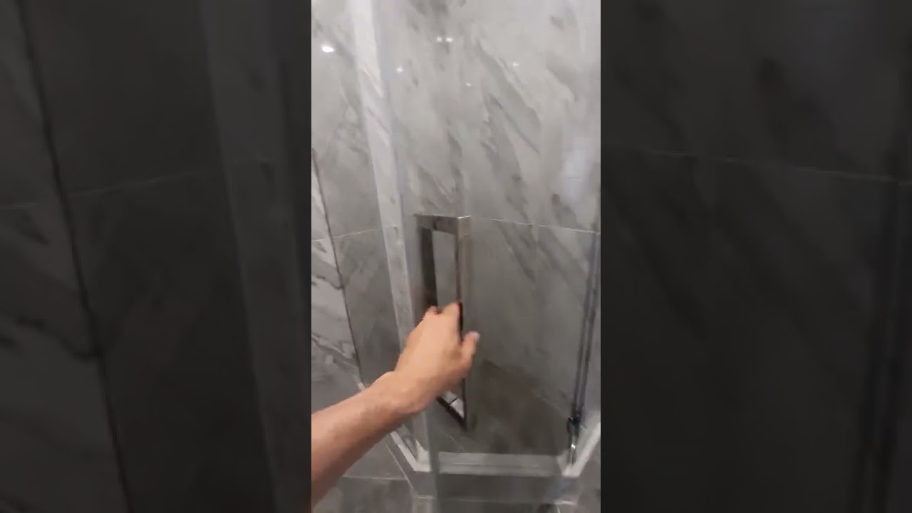 Душевую притонировали плёнкой. Glass tinting.