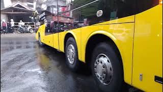 Parkir bus pariwisata bus tronton ,ban depan belok ban belakang juga belok