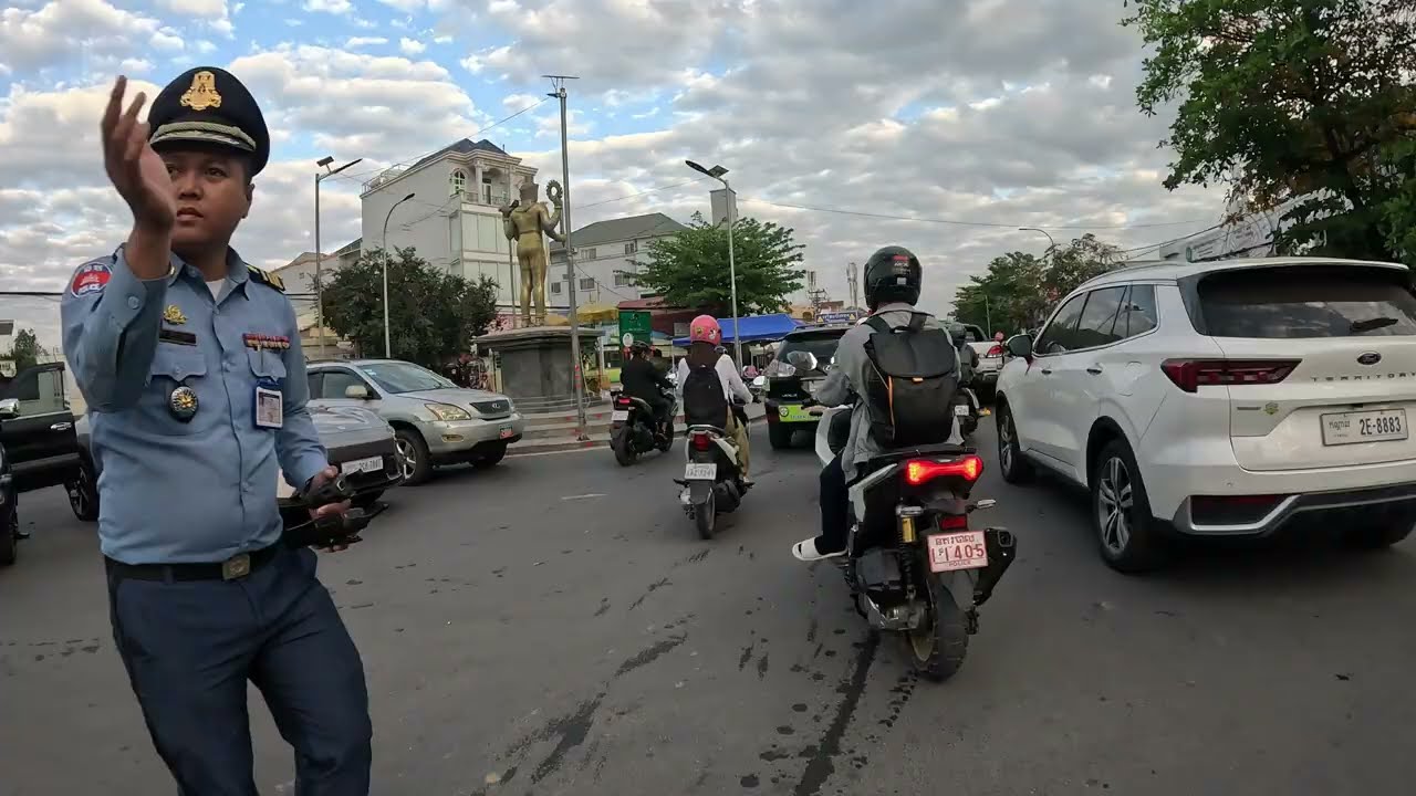 EP 224: Everyday motorcycle ride in Phnom Penh, Cambodia, 4K/60p